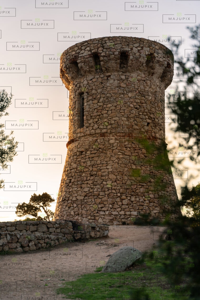 Tour génoise de l'Isolella au coucher de soleil