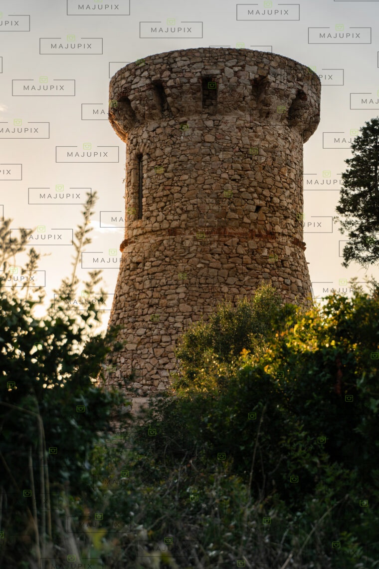 Tour génoise de l'Isolella au coucher de soleil