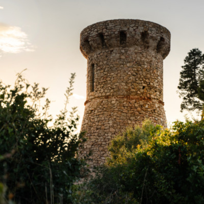 Tour génoise de l'Isolella au coucher de soleil