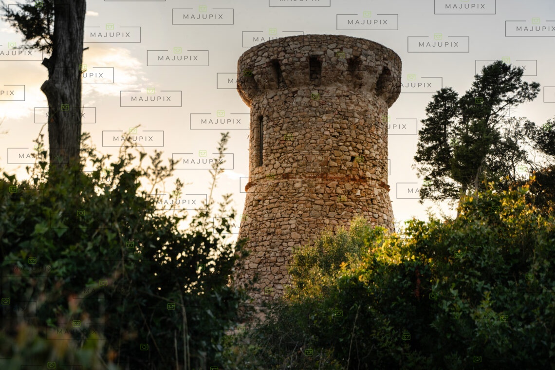 Tour génoise de l'Isolella au coucher de soleil