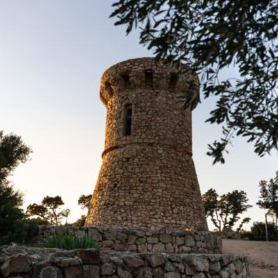 Tour génoise de l'Isolella au coucher de soleil