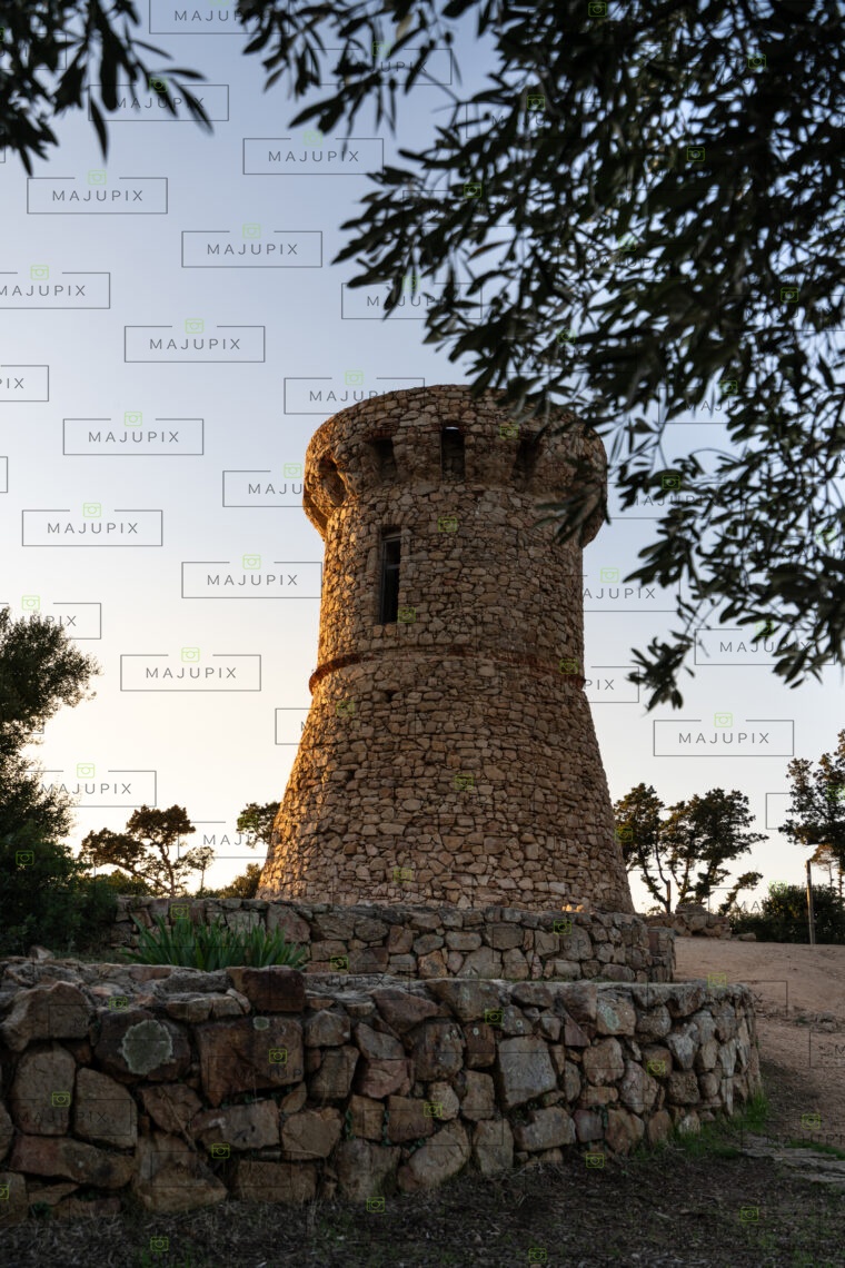 Tour génoise de l'Isolella au coucher de soleil