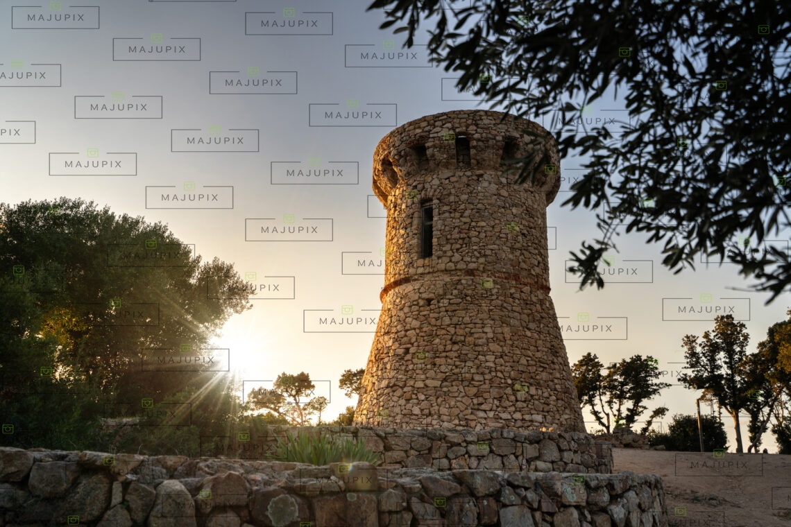 Tour génoise de l'Isolella au coucher de soleil
