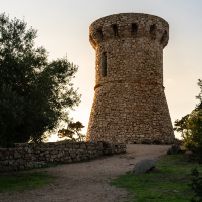 Tour génoise de l'Isolella au coucher de soleil