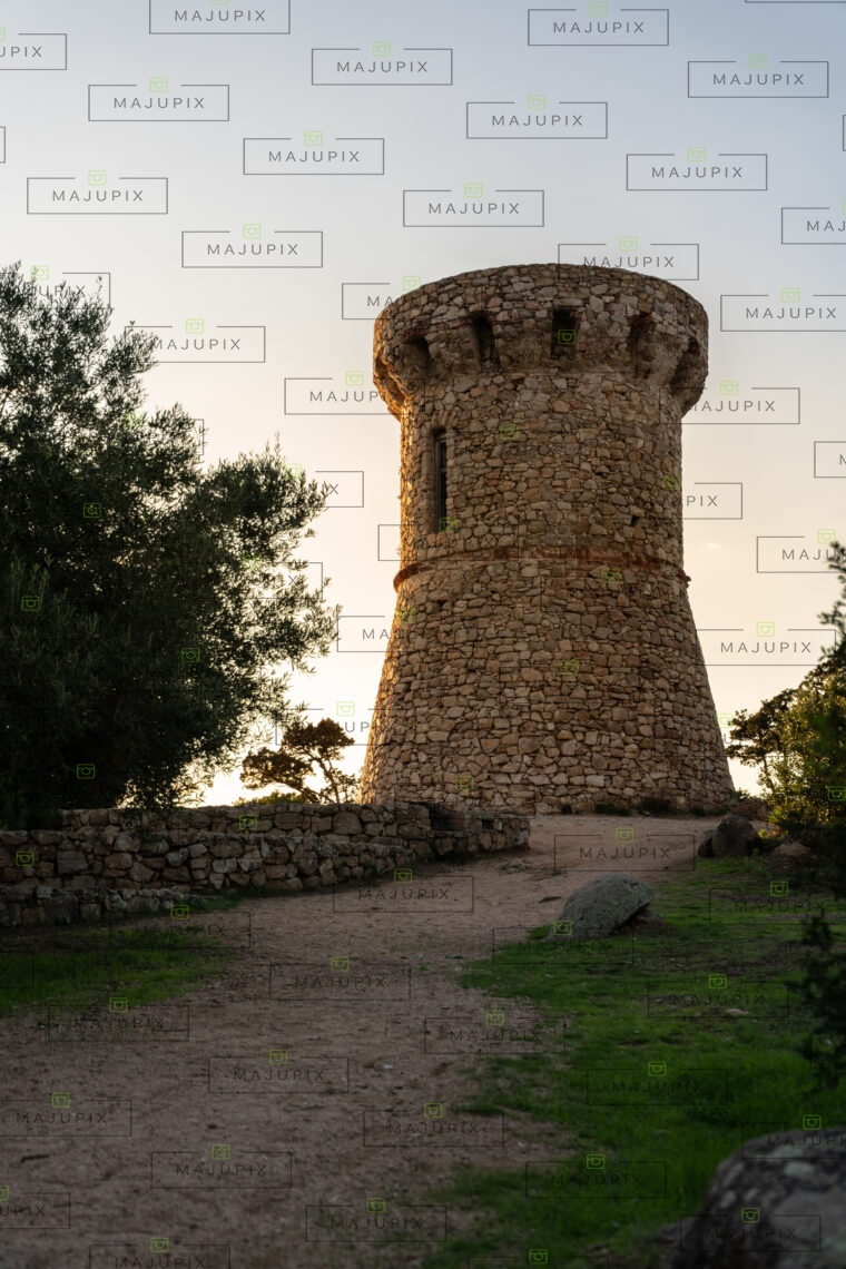 Tour génoise de l'Isolella au coucher de soleil