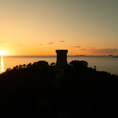 Tour génoise de l'Isolella au coucher de soleil drone