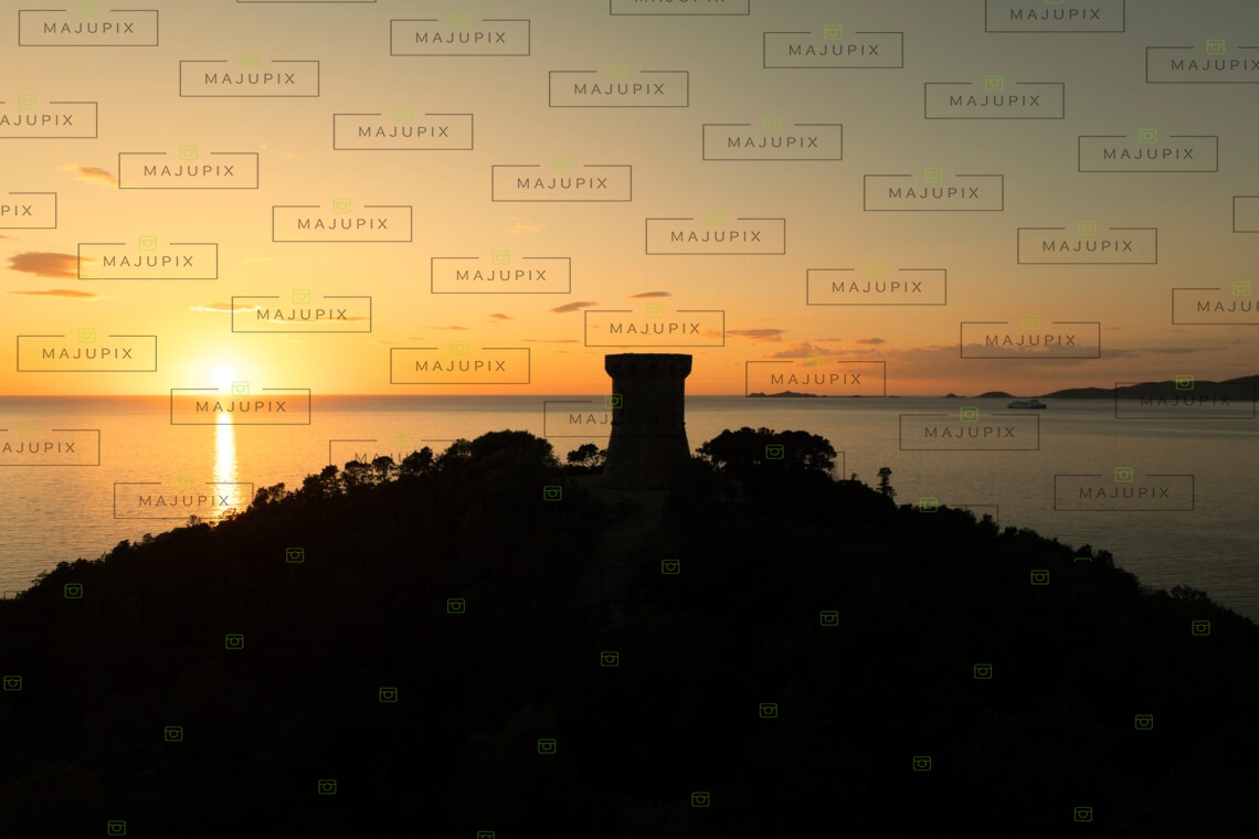 Tour génoise de l'Isolella au coucher de soleil drone