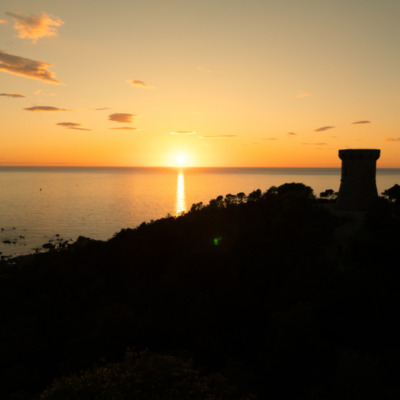 Tour génoise de l'Isolella au coucher de soleil drone