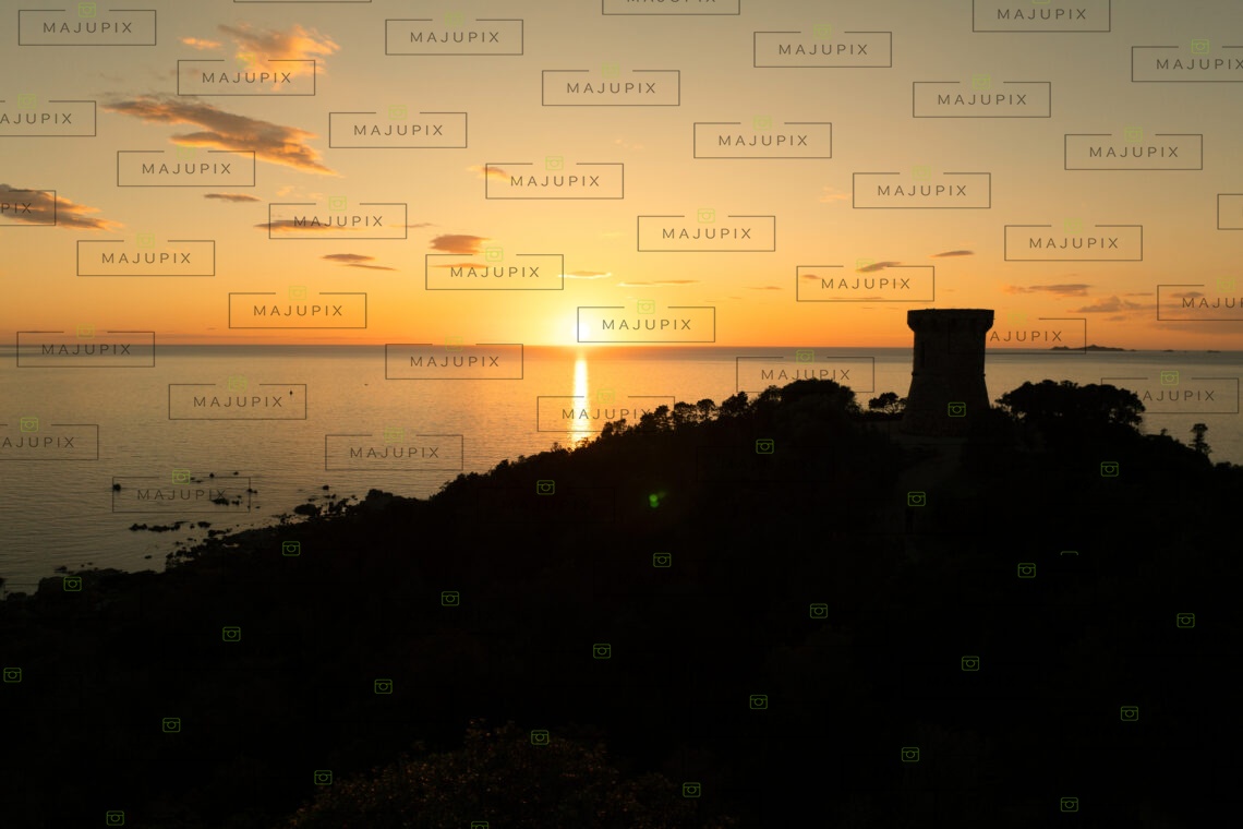 Tour génoise de l'Isolella au coucher de soleil drone