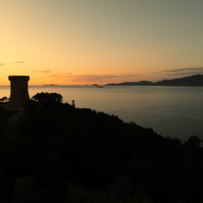 Tour génoise de l'Isolella au coucher de soleil drone