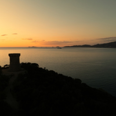 Tour génoise de l'Isolella au coucher de soleil drone