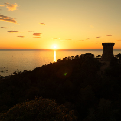 Tour génoise de l'Isolella au coucher de soleil drone