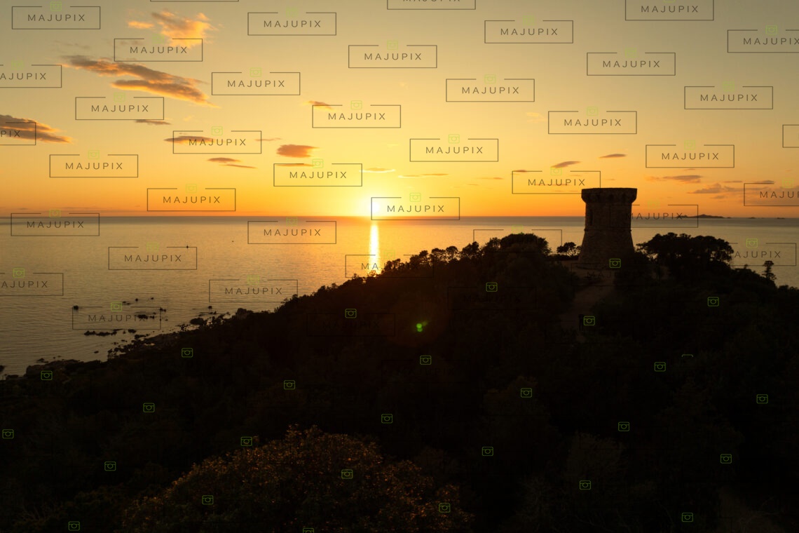 Tour génoise de l'Isolella au coucher de soleil drone