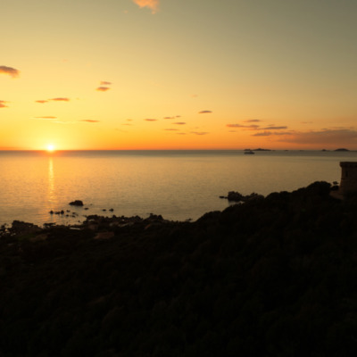 Tour génoise de l'Isolella au coucher de soleil drone