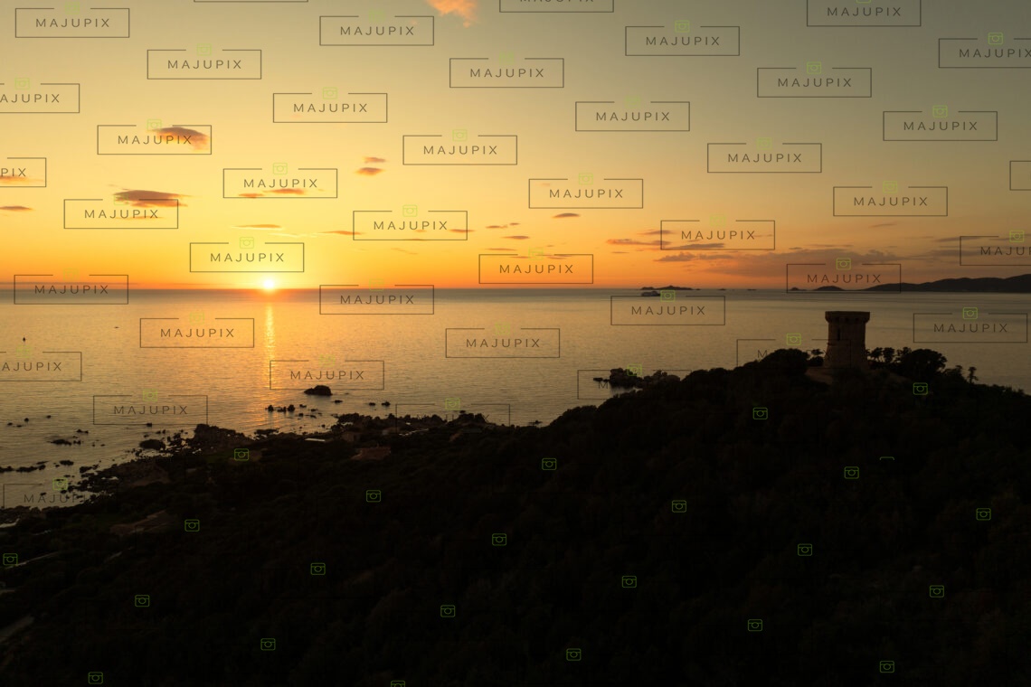 Tour génoise de l'Isolella au coucher de soleil drone