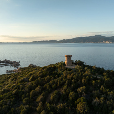 Tour génoise de l'Isolella au coucher de soleil drone