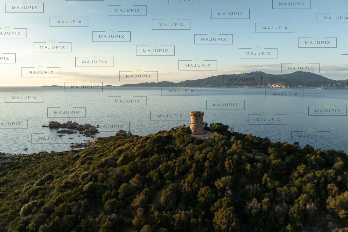 Tour génoise de l'Isolella au coucher de soleil drone