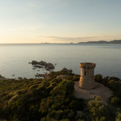 Tour génoise de l'Isolella au coucher de soleil drone