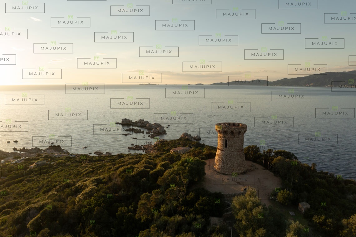 Tour génoise de l'Isolella au coucher de soleil drone