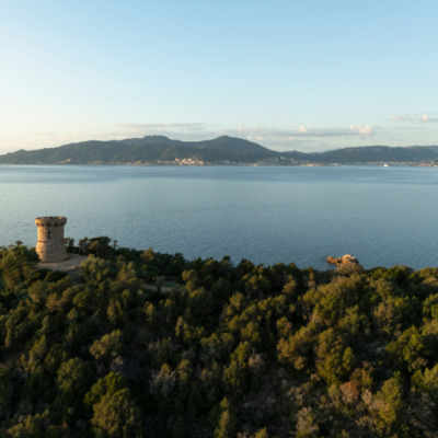 Tour génoise de l'Isolella au coucher de soleil drone
