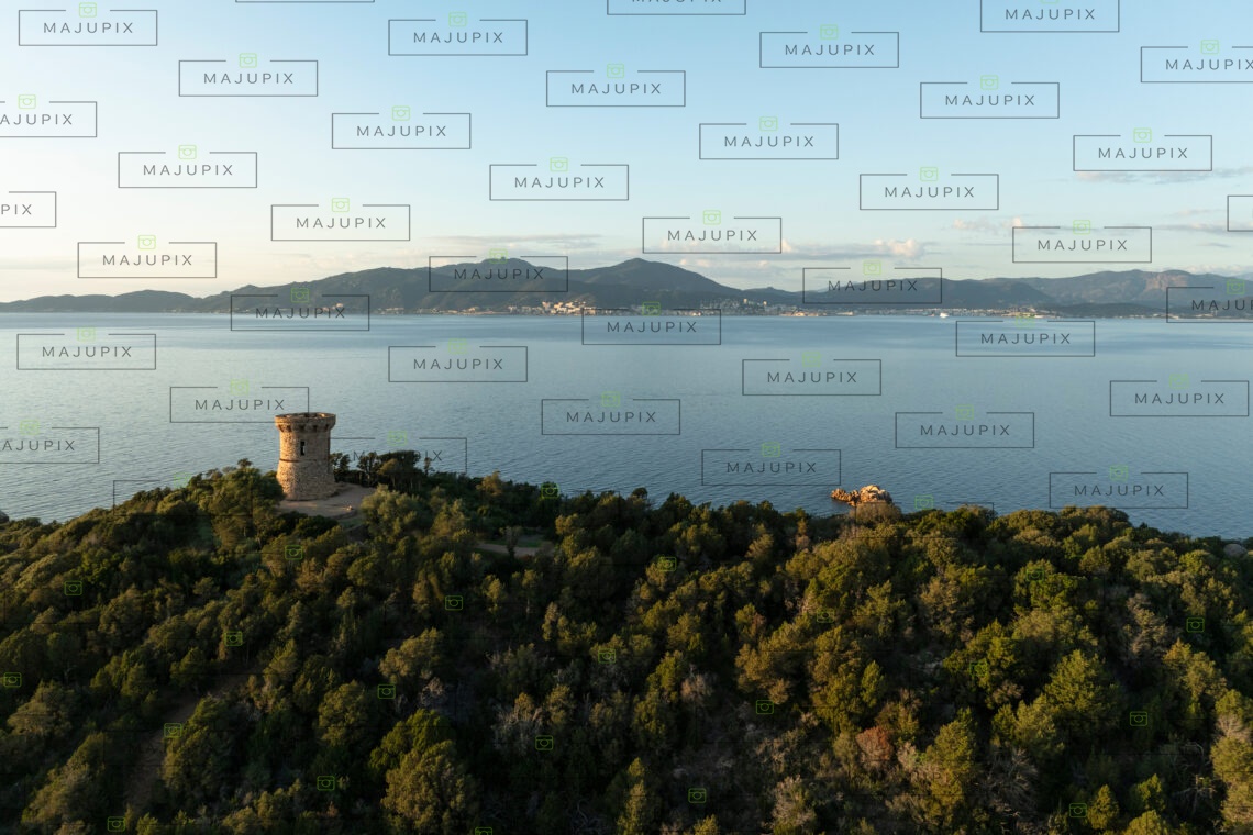 Tour génoise de l'Isolella au coucher de soleil drone