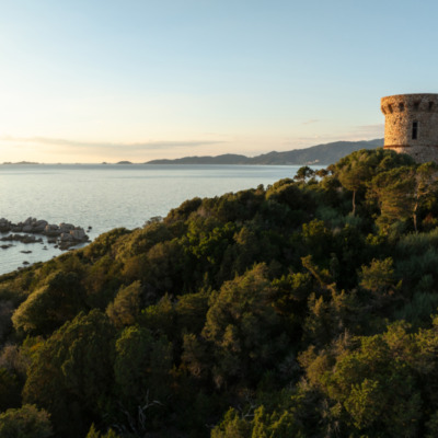 Tour génoise de l'Isolella au coucher de soleil drone