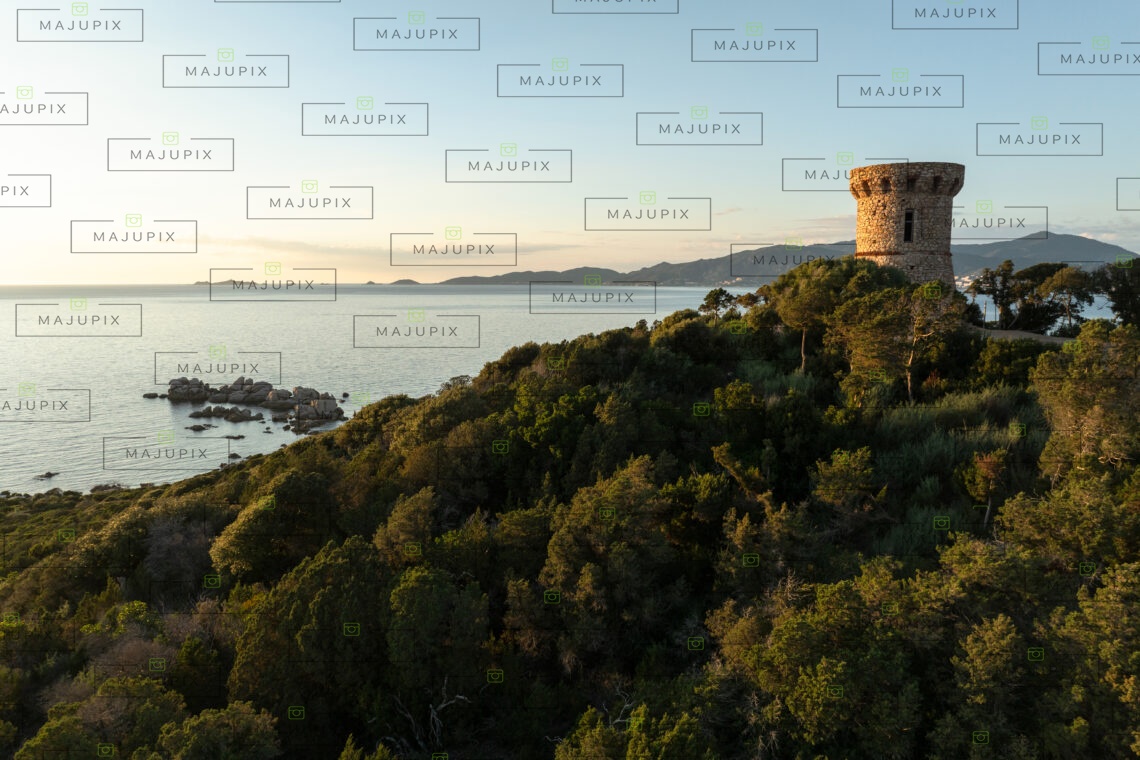 Tour génoise de l'Isolella au coucher de soleil drone
