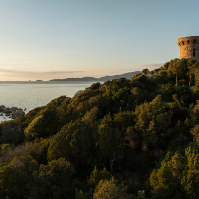 Tour génoise de l'Isolella au coucher de soleil drone