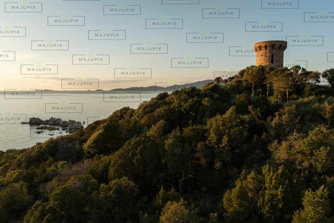 Tour génoise de l'Isolella au coucher de soleil drone