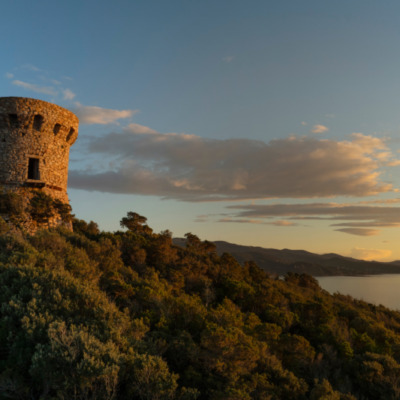 Tour génoise de l'Isolella au coucher de soleil drone