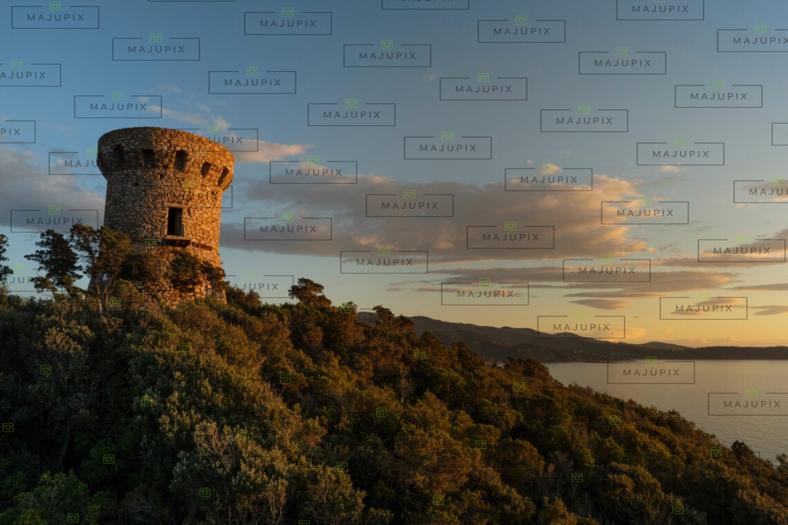 Tour génoise de l'Isolella au coucher de soleil drone