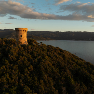 Tour génoise de l'Isolella au coucher de soleil drone