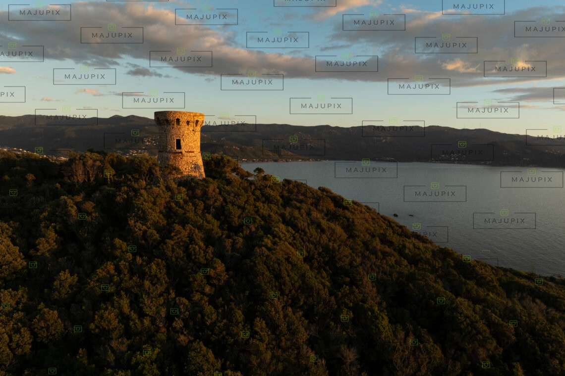 Tour génoise de l'Isolella au coucher de soleil drone