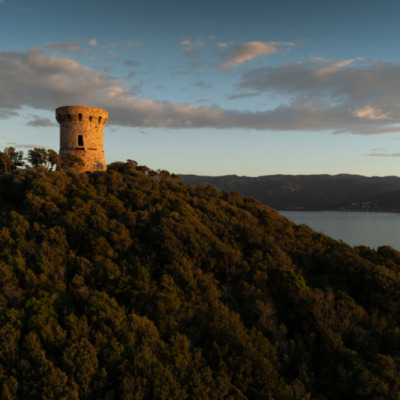 Tour génoise de l'Isolella au coucher de soleil drone