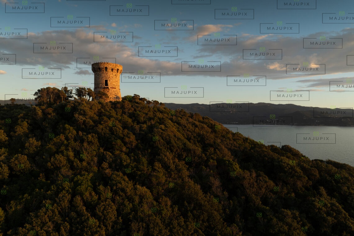 Tour génoise de l'Isolella au coucher de soleil drone