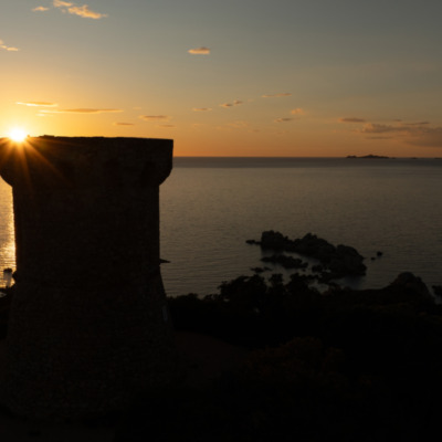 Tour génoise de l'Isolella au coucher de soleil drone