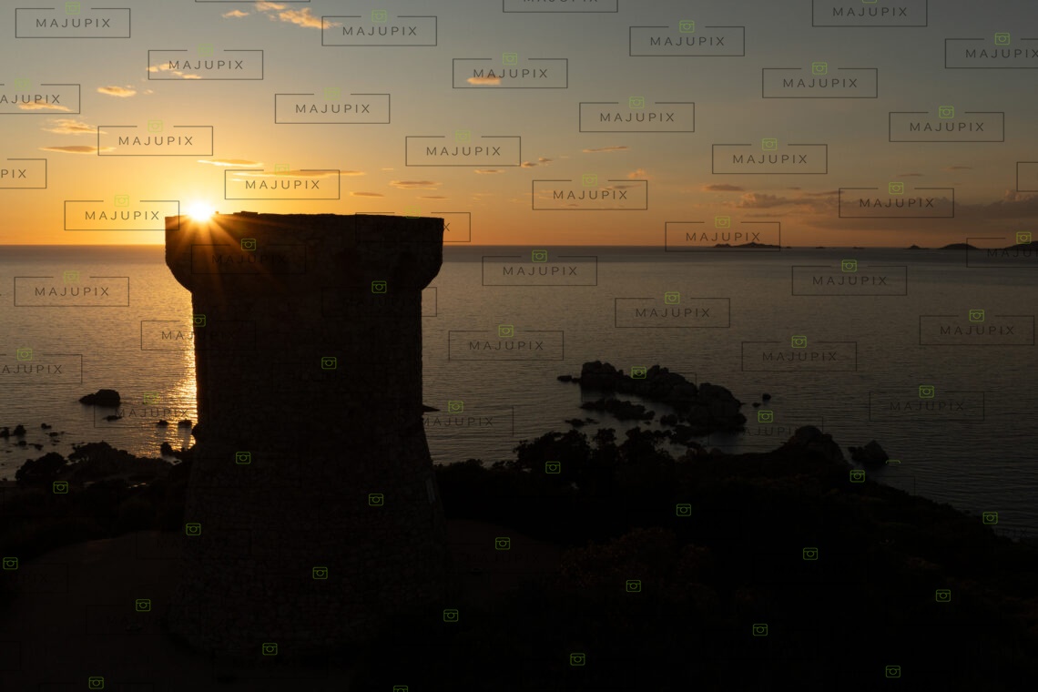 Tour génoise de l'Isolella au coucher de soleil drone