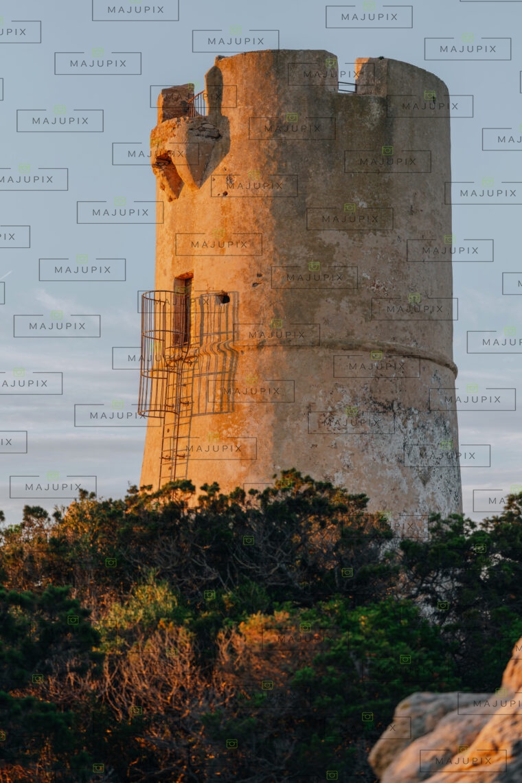 Tour génoise d'Olmeto au lever de soleil Monacia-d'Aullène