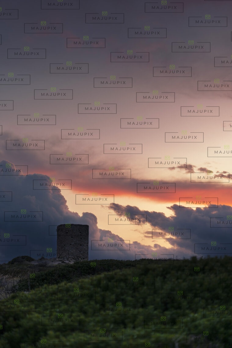 Tour génoise de la pointe de Spano au coucher de soleil