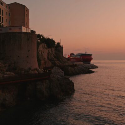 L'aldilonda et le port de Bastia au lever de soleil