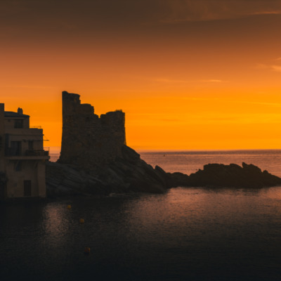 Tour génoise d'Erbalunga au lever de soleil