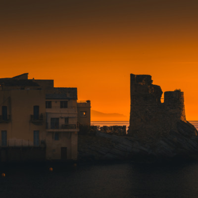 Tour génoise d'Erbalunga au lever de soleil