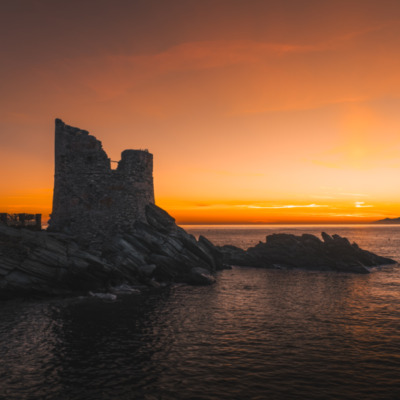 Tour génoise d'Erbalunga au lever de soleil