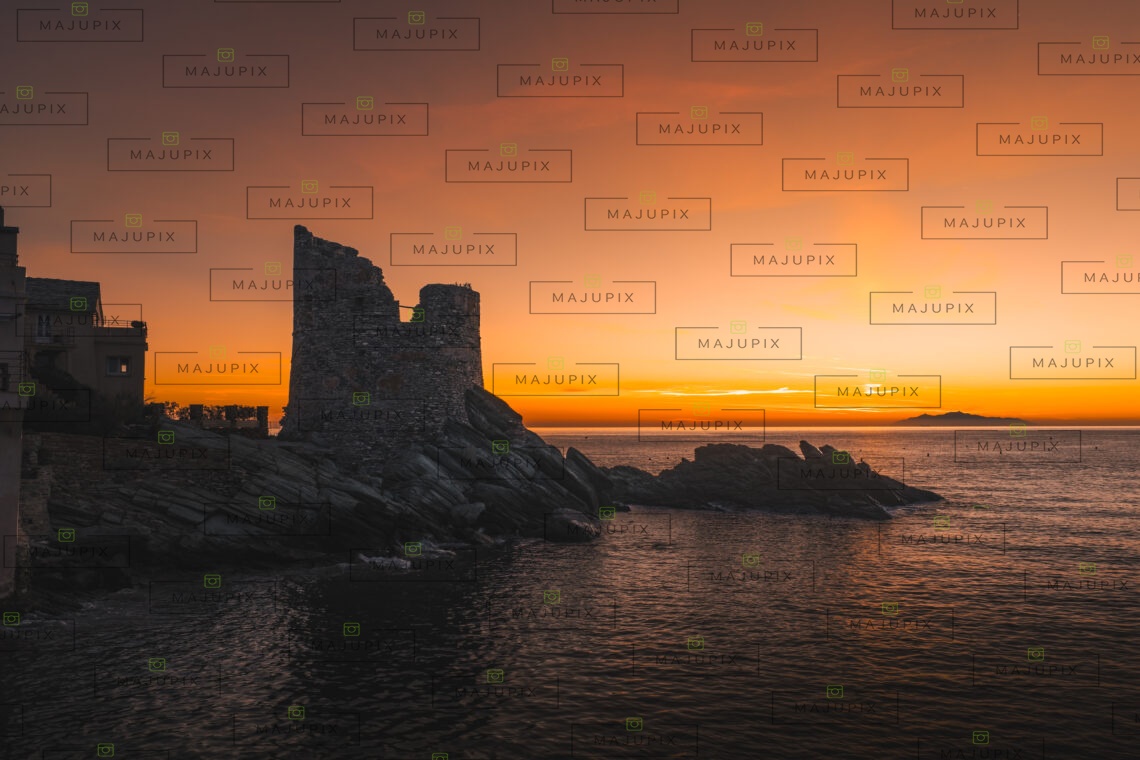 Tour génoise d'Erbalunga au lever de soleil