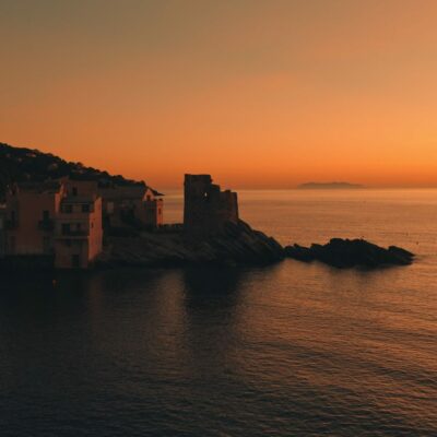 Tour génoise d'Erbalunga au lever de soleil