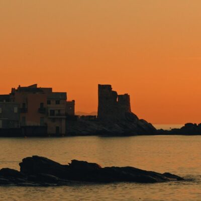 Tour génoise d'Erbalunga au lever de soleil