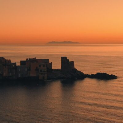 Tour génoise d'Erbalunga au lever de soleil