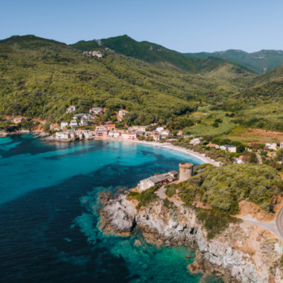 Plage, marine et tour génoise de Meria