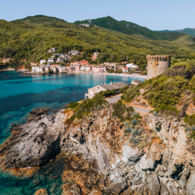 Plage, marine et tour génoise  de Meria
