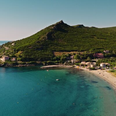 Plage de Pietracorbara et sa tour génoise de Castellare